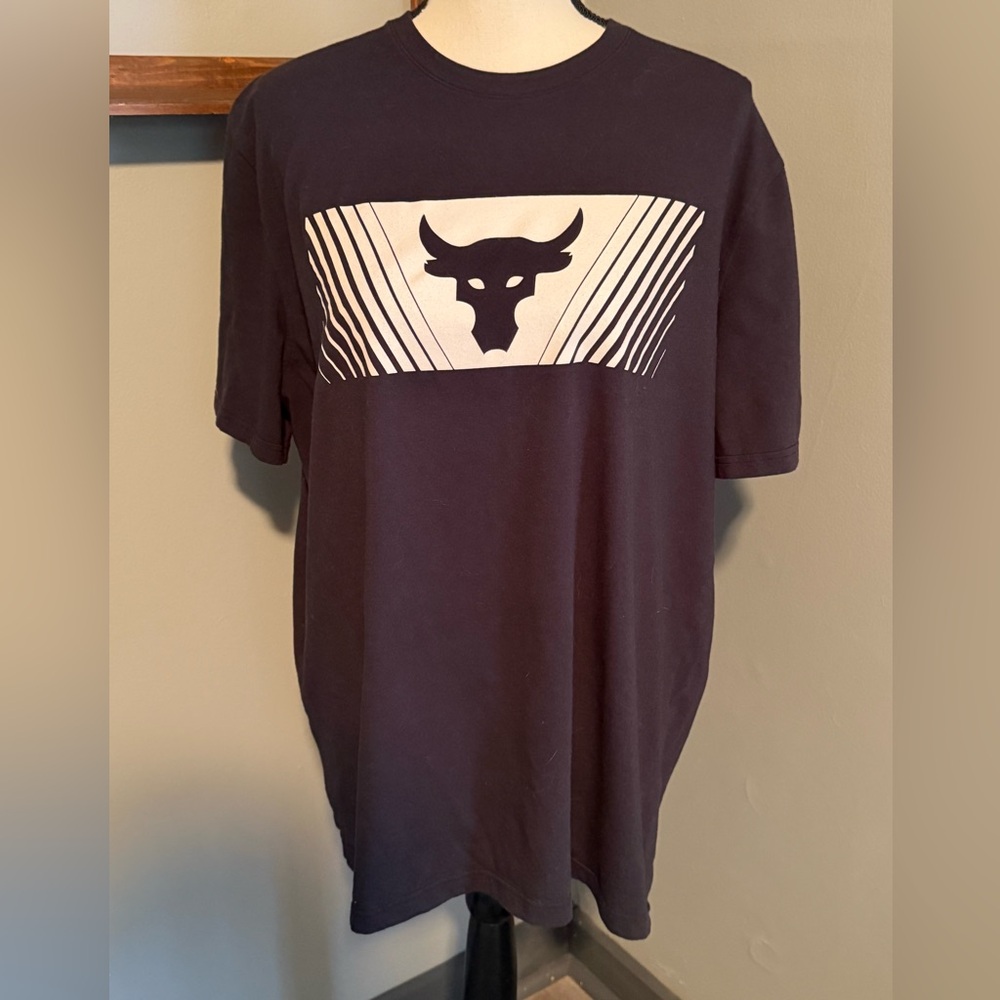 Euc project rock Under Armour Black men’s T-Shirt with White Graphic sz L.